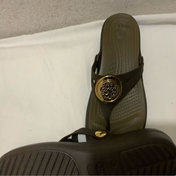 Crocs Women’s Brown Sanrah Gold Wedge Sandals Size 6 - Picture 4 of 8